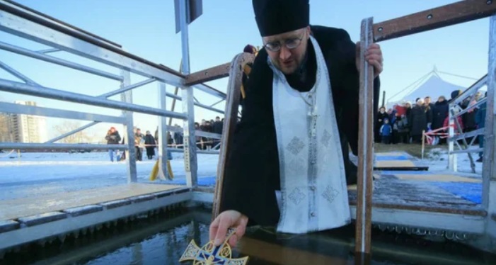 Купание в проруби   не церковное таинство: священник рассказал, что купание в проруби не смывает с человека грехи