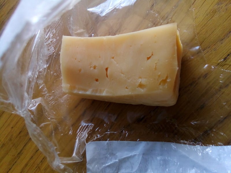 Пластиковая упаковка портит вкус: какие ошибки мы допускаем в хранении сыра