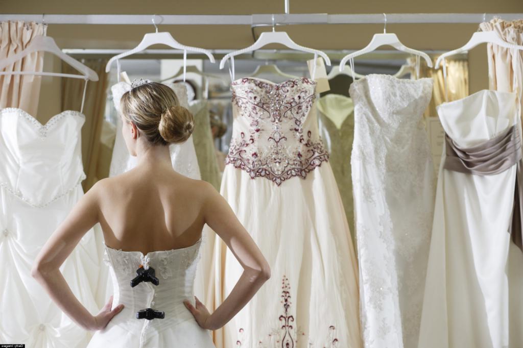 Жених запретил покупать невесте свадебное платье за 950 $ и нашел ей более экономный вариант. За этот поступок мужчину назвали  ребенком  и раскритиковали