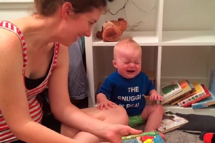 Мама закончила читать своему 10 месячному малышу и запечатлела его реакцию на фото