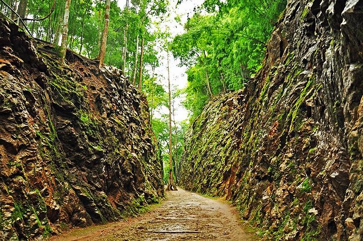 Зачем многие туристы стремятся исследовать город Канчанабури в Таиланде: 500 метровая тропа в скале, которую делали военнопленные
