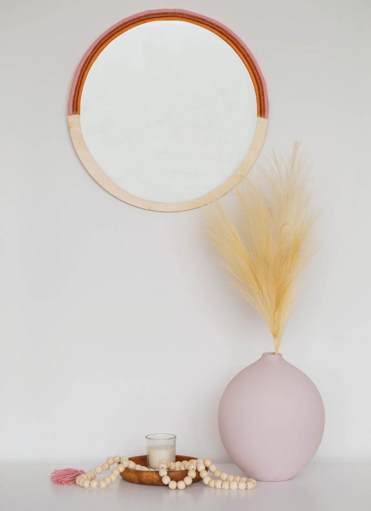 Кусок фанеры и немного пряжи: делаем красивое настенное зеркало в стиле бохо
