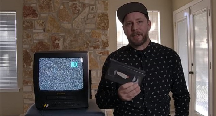 Мужчина купил старый видеомагнитофон и нашел в нем кассету: посмотрев запись, он решил найти ее владельцев