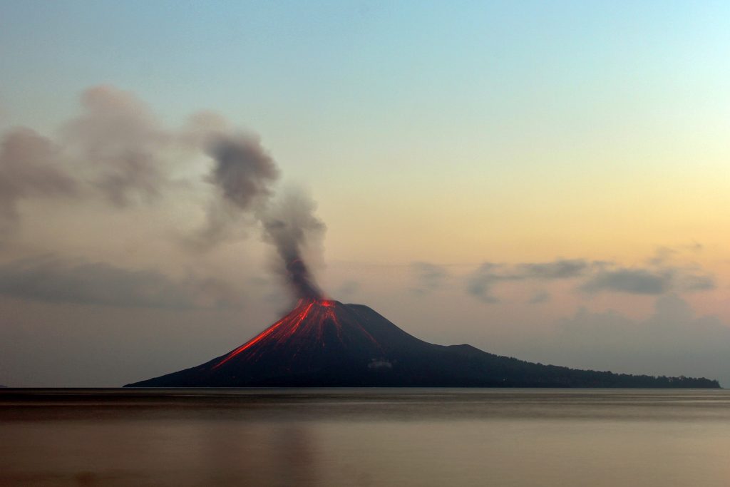 Красивые фото вулкана Кракатау: извержение, похожее на огненный фейерверк