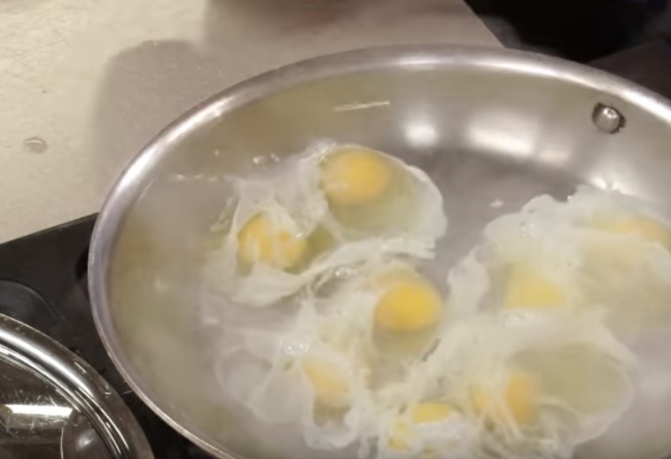 Яйцо на воде в сковороде. Яйца в кипящей воде. Разбить яйцо в кипящую воду. Вареные яйца на сковороде. Яйца на сковородке с водой.