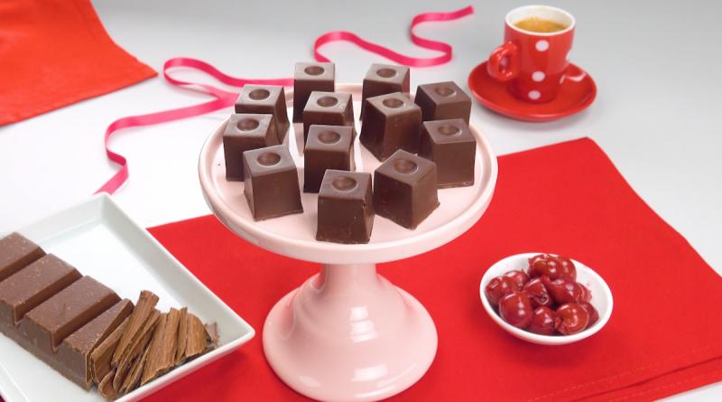 Выливаю шоколад в форму для льда: рецепт домашних конфет с вишней и фундуком