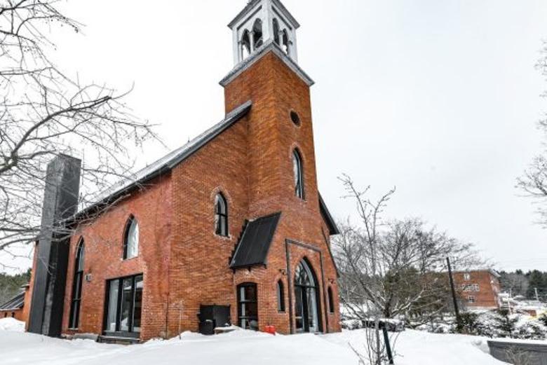 Самый необычный дом в мире. В Канаде есть особняк, оборудованный в старой церкви: как он выглядит изнутри (фото)
