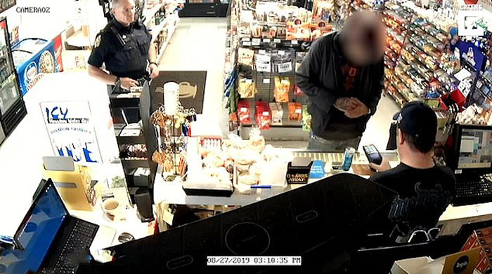 Самый быстрый арест в мире: воришка пытается использовать украденную кредитку в магазине, а полицейский с улыбкой за ним наблюдает