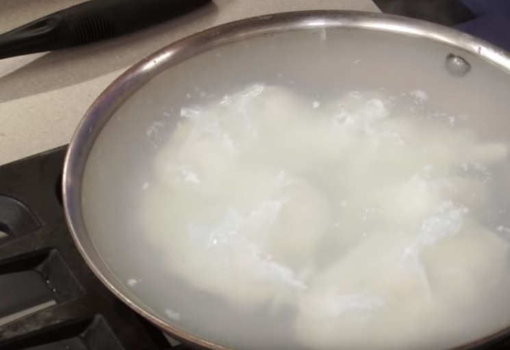 Яйцо на воде в сковороде. Разбить яйцо в кипящую воду. Яйца вареные на сковороде в воде. Яйца вылить в кипящую воду.