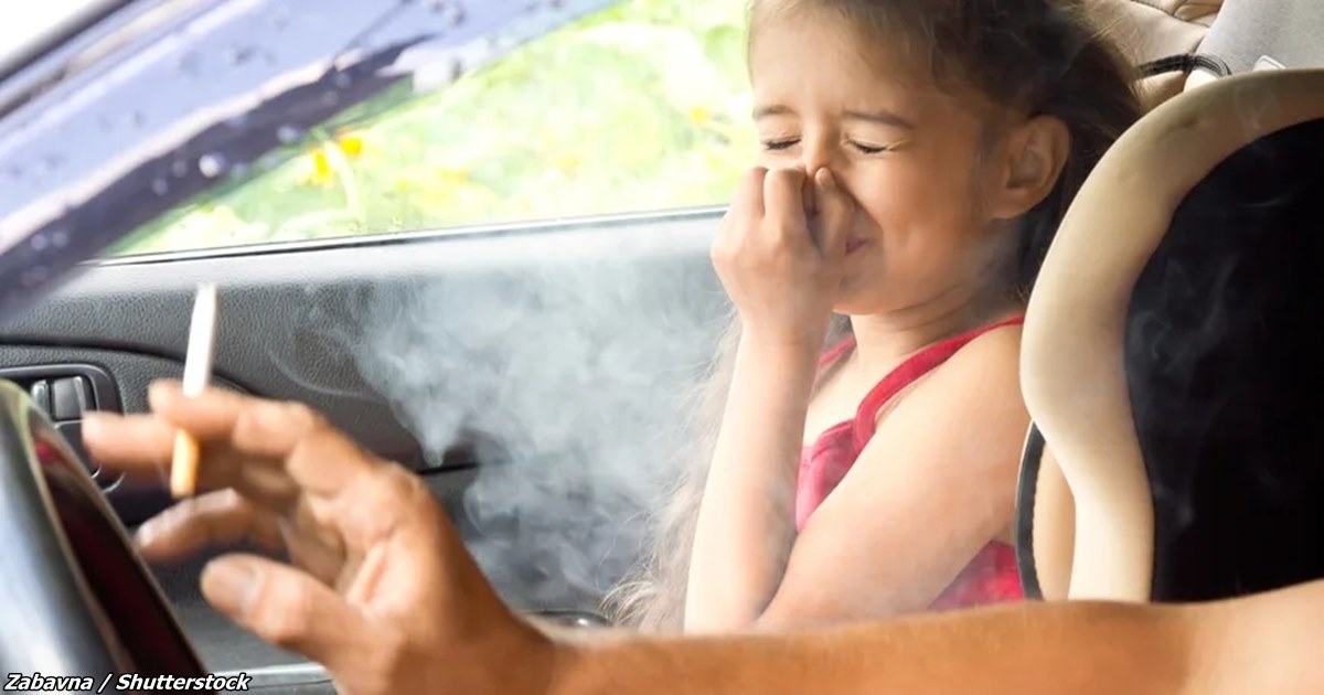 За курение в машине с ребёнком будет штраф USD 1000. Пока только в США