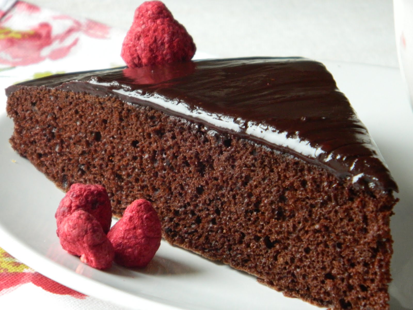 Шоколадный «влажный» десерт за 30 минут: вкуснейший торт-пирожное