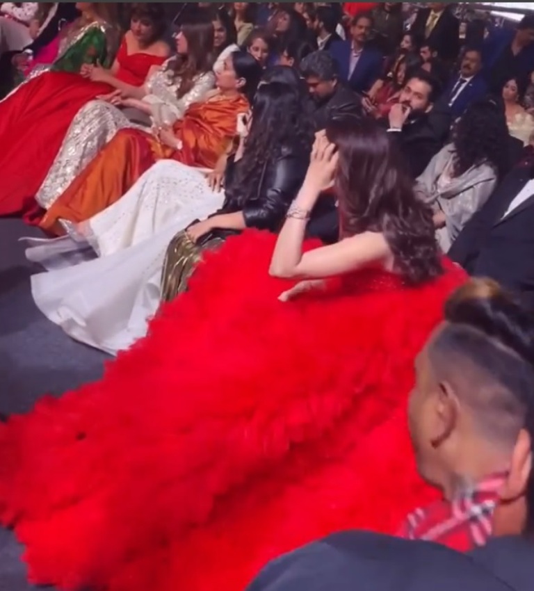 Звезда индийского кино в необъятном платье сидела на 4 стульях на награждении