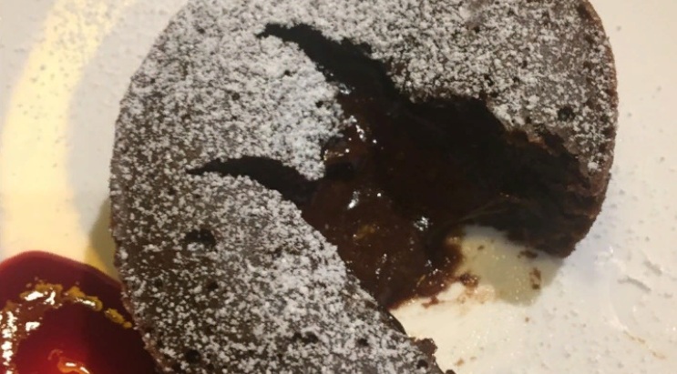 Сливочное шоколадное пирожное с жидкой начинкой можно приготовить и дома: простой рецепт, который под силу воплотить даже неопытной хозяйке