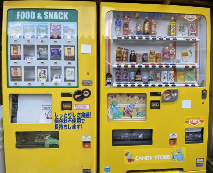 В Японии увидели торговый автомат, где некоторые товары скрыты знаком «тайна». Решили купить товар и посмотреть, что он выдаст