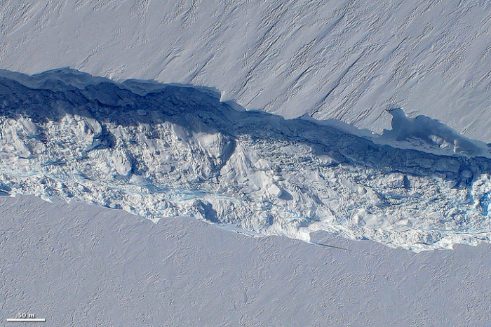 От ледника Пайн Айленд, одного из самых быстро тающих ледяных пластов в Антарктиде, откололся очередной огромный айсберг
