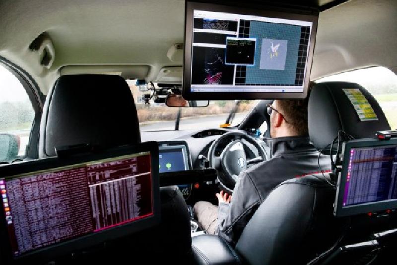В Великобритании прошел тестирование автономный электромобиль Nissan LEAF, который проехал 230 миль по британским дорогам