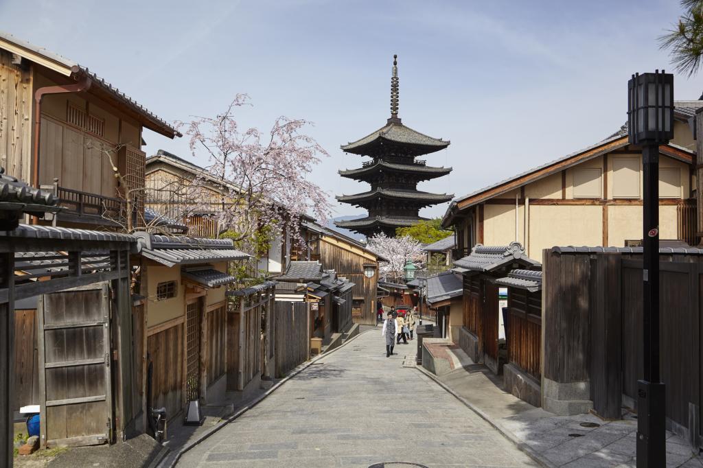 Из-за коронавируса в Японию почти не едут туристы: фото безлюдных достопримечательностей