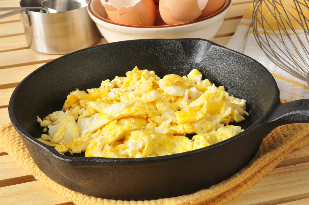 Всего один копеечный ингредиент может кардинально изменить вкус яичницы: рецепт