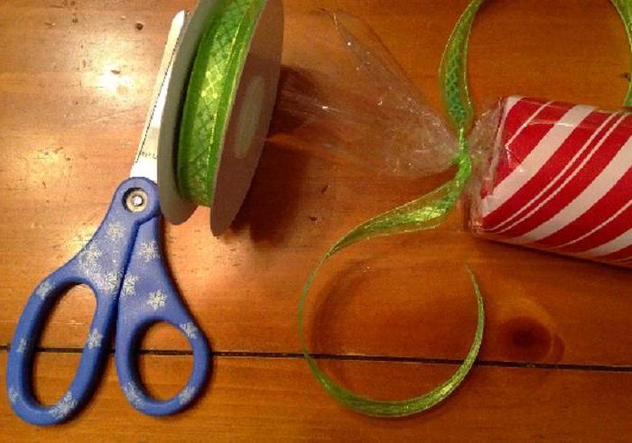 Украшаем дом к рождеству: делаем гигантские игрушечные конфеты из подручных материалов