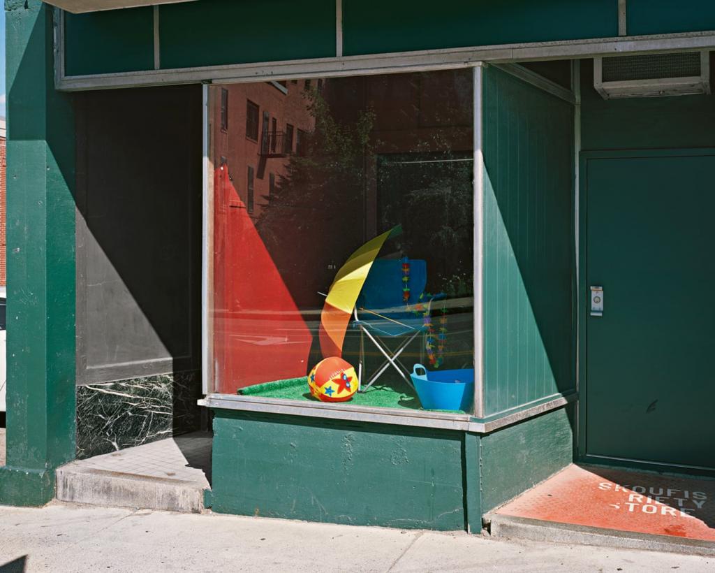 Магазин закрыт уже давно: фотограф запечатлевает витрины небольших американских лавок, в которых время остановилось
