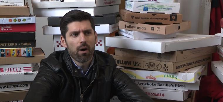 Скотт Винер из Бруклина собрал самую большую в мире коллекцию коробок для пиццы – 1 500 штук