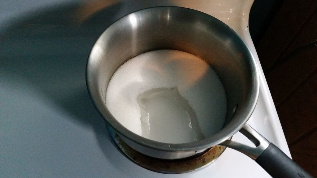 Начала кипеть. Кипящая карамель. Содержимое сотейника перемешивают. Как понять что вода закипела в кастрюле. Как сделать карамель из сахара.