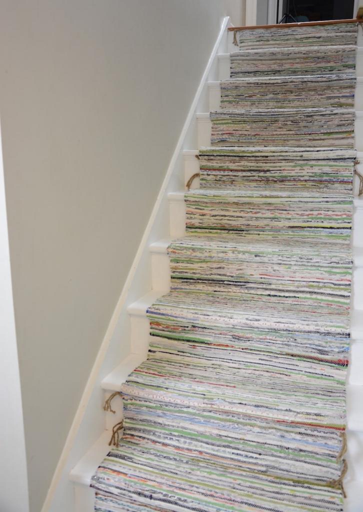 Уютно и не скользко: как задекорировать лестницу в доме с помощью ковриков