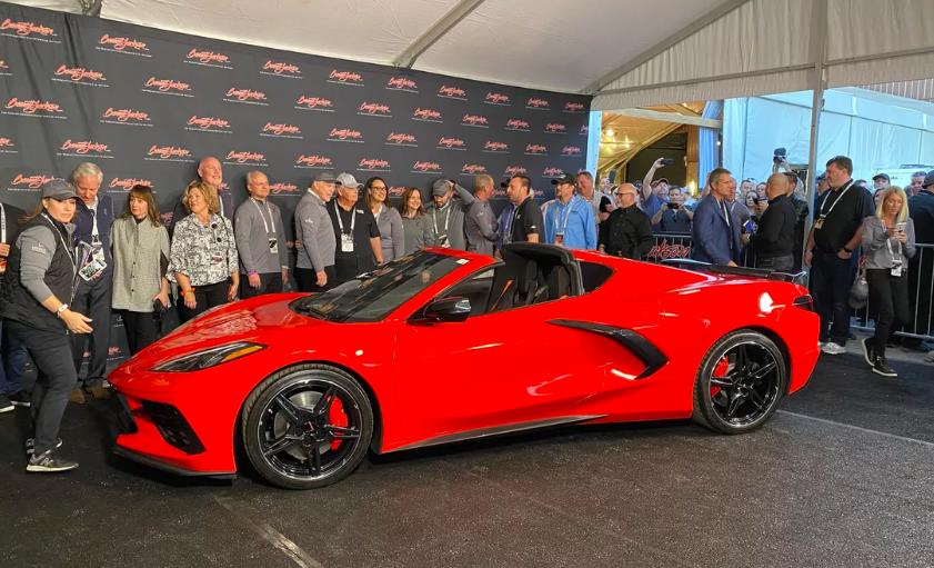 Первый Chevy Corvette 2020 никогда не увидит дороги: Рик Хендрик купил автомобиль за 3 млн долларов и не собирается ее водить