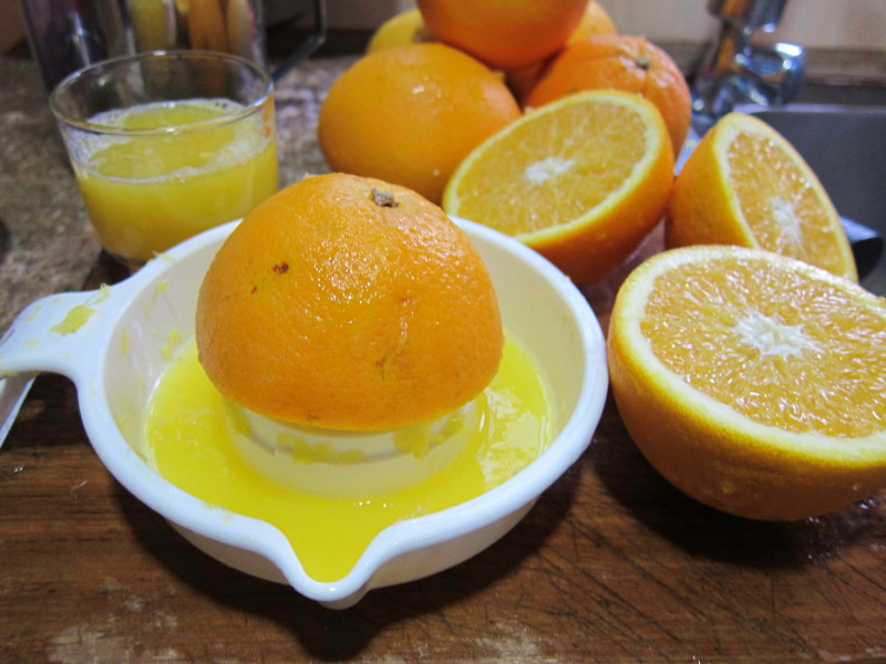 Как приготовить апельсиновый сок. Сок из апельсина. Выжать сок в апельсине. Выжимать сок из апельсина. Выдавить сок апельсина.