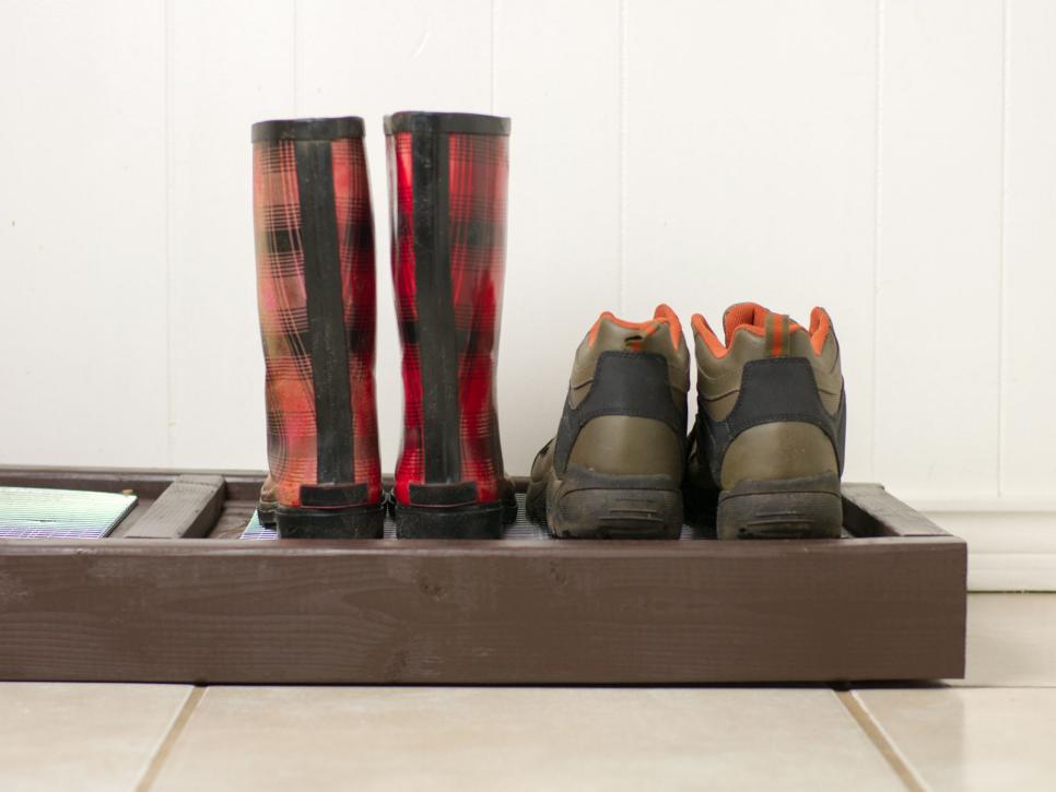 Как сделать своими руками очень удобную подставку для обуви, которая защитит от грязи и влаги в дождливую погоду