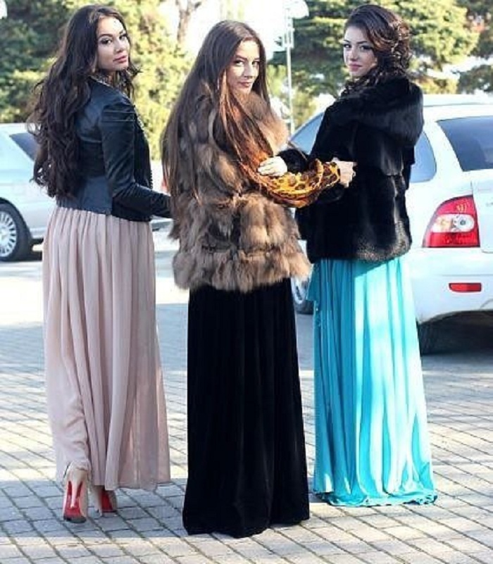 Кавказские девушки в шубах