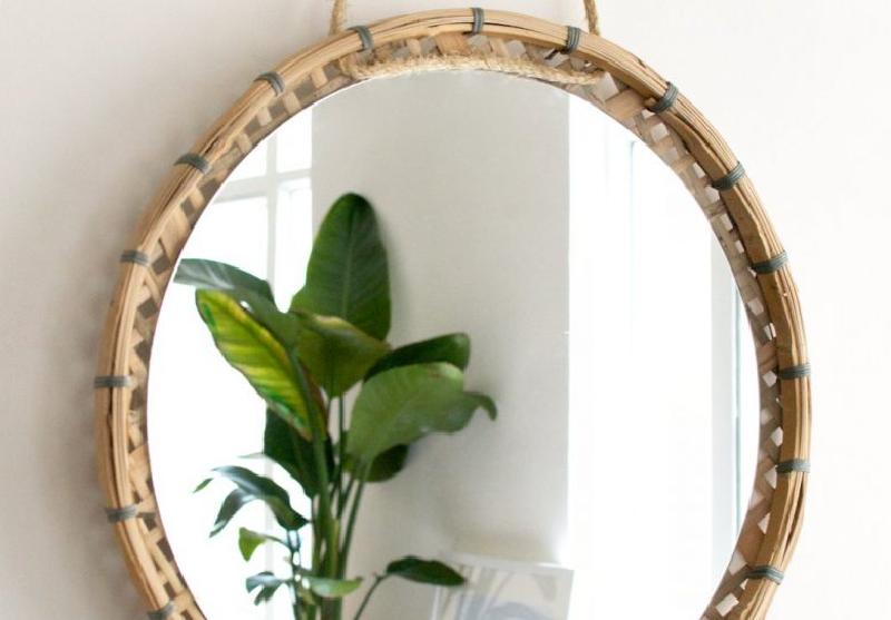 Украсила зеркало с помощью крышки от плетеной корзины: выглядит довольно необычно