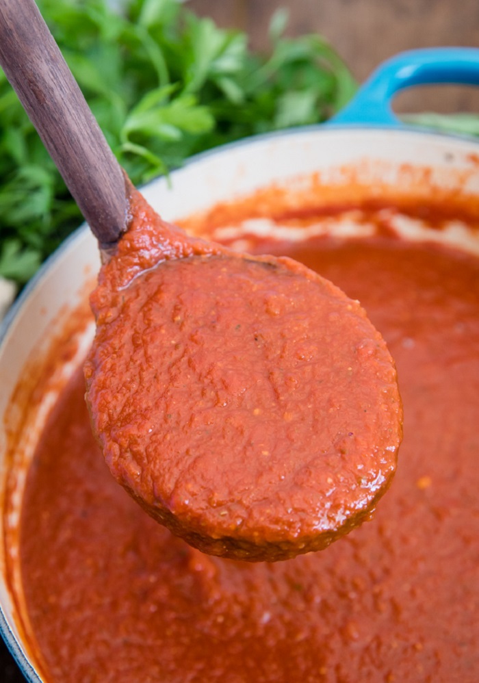 Я готовлю свой любимый соус для спагетти, а затем закатываю его в банки: рецепт и как его использовать