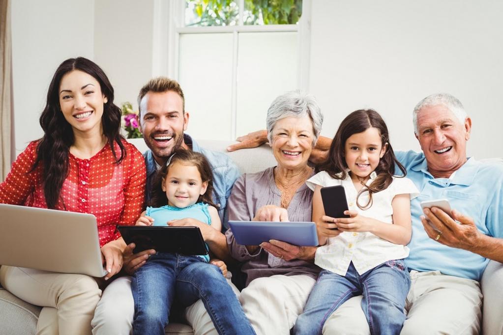 Вместе играйте на свежем воздухе и не берите гаджеты за стол: как всей семьей преодолеть зависимость от телефонов и интернета