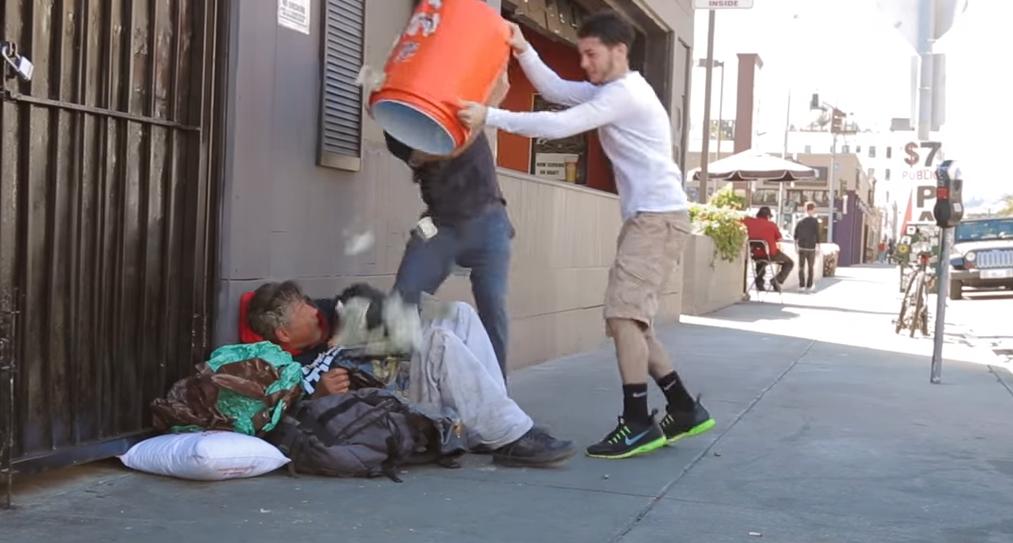 Бездомные думали, что наглые парни хотят вылить на них воду из бака, но их ждал сюрприз
