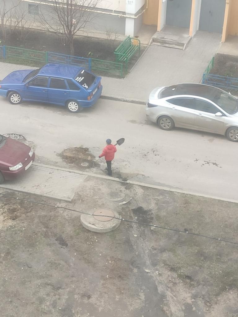 Кто, если не я: в Воронеже дети засыпали дорожные ямы