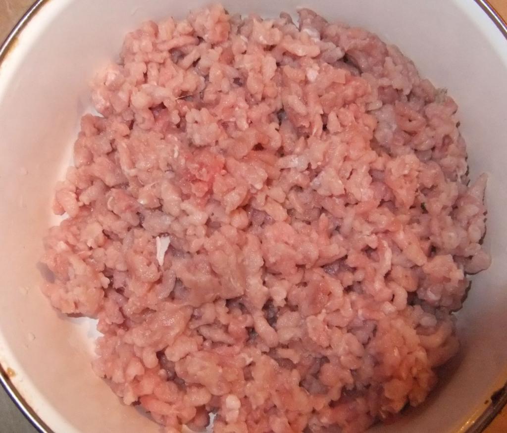 Нашла применение полезному мясу индейки: готовлю из него сочные  батоны  под любой гарнир (добавляю бекон и соус): рецепт