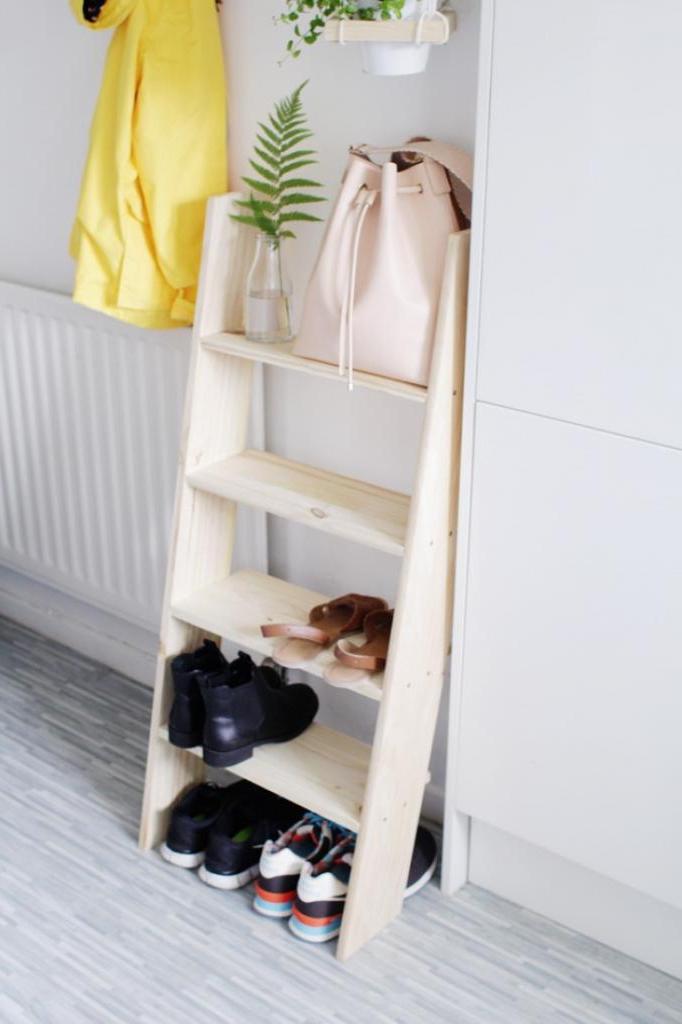 Идея для прихожей: как сделать полку в виде лестницы для хранения вещей и обуви