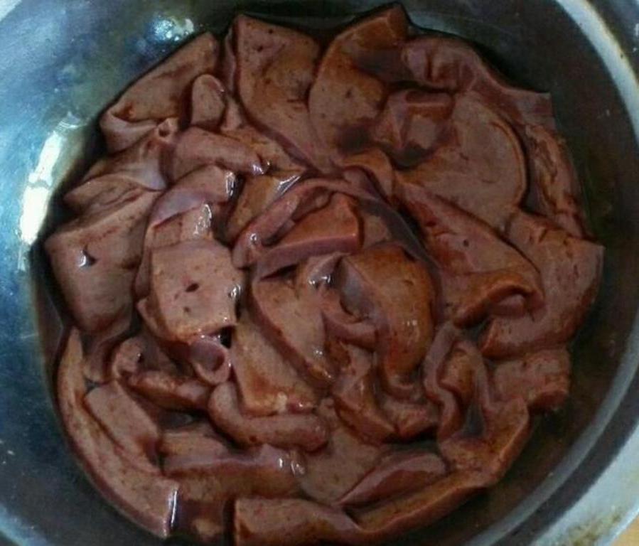 Рецепты свиной печени на сковороде простые. Нарезанная свиная печень. Печенка нарезанная свинина. Печень по хански.