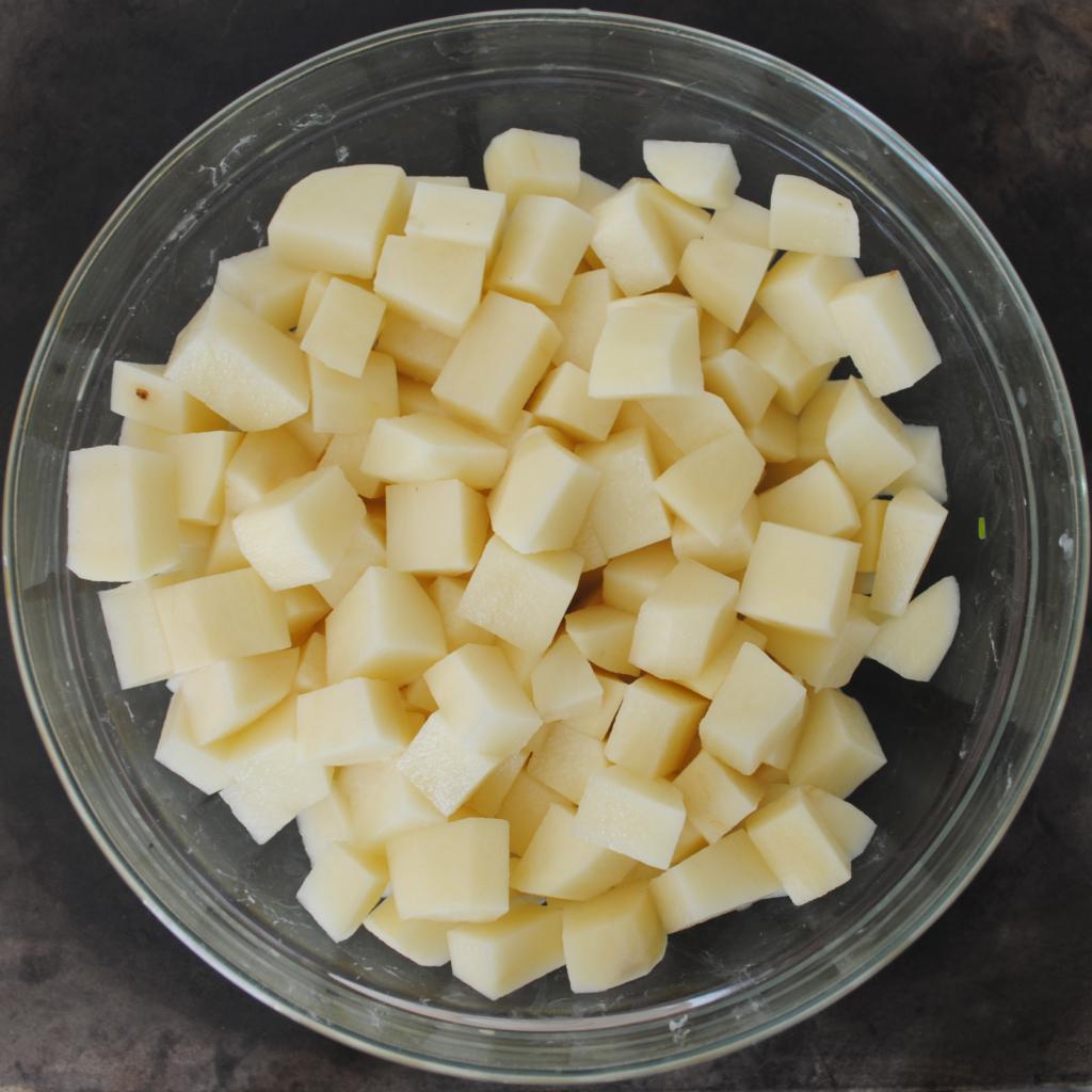 Нарезать квадратиками. Нарезанная картошка. Нарезка картофеля кубиками. Картофель нарезанный кубиками. Картофель порезать кубиками.