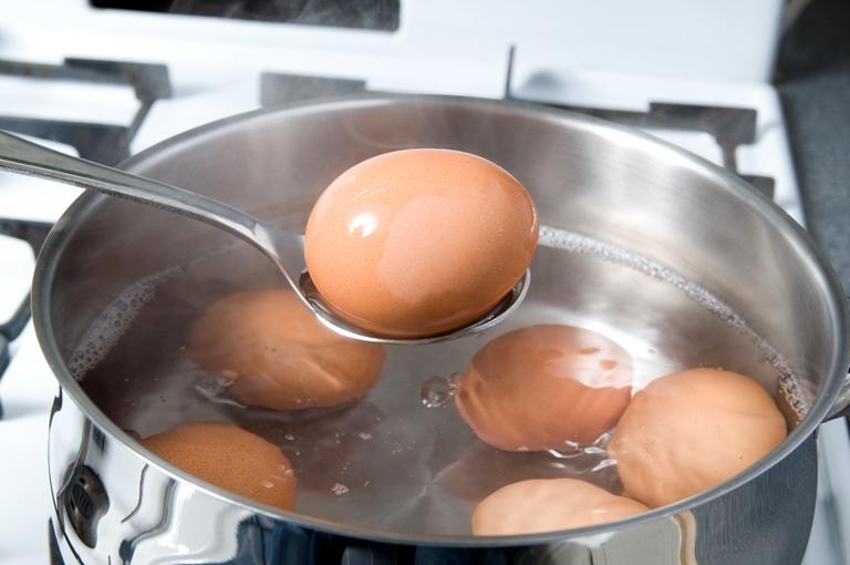 Не заливайте их холодной водой! Как правильно варить яйца, чтобы они сохраняли полезные свойства