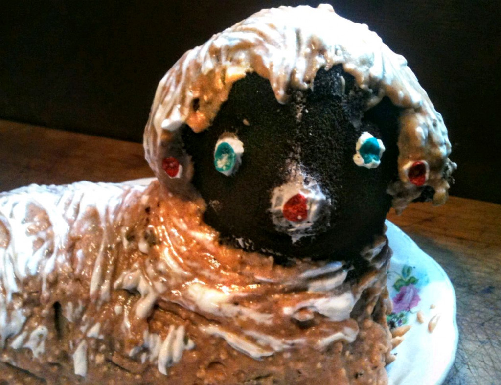 Приготовила торт в форме ягненка: выглядит мило и пальчики оближешь