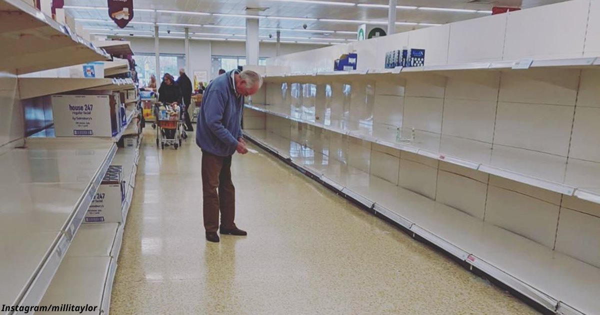 Душераздирающее фото пожилого мужчины в окружении пустых полок супермаркета
