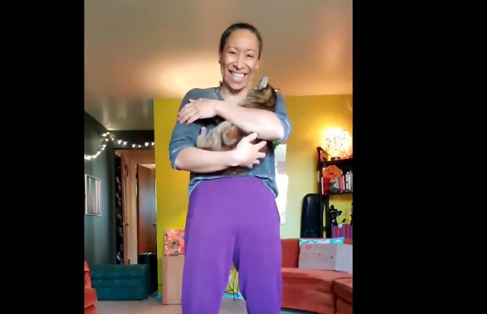Учительница балета проводила онлайн урок, но ее кошка была против дистанционного обучения