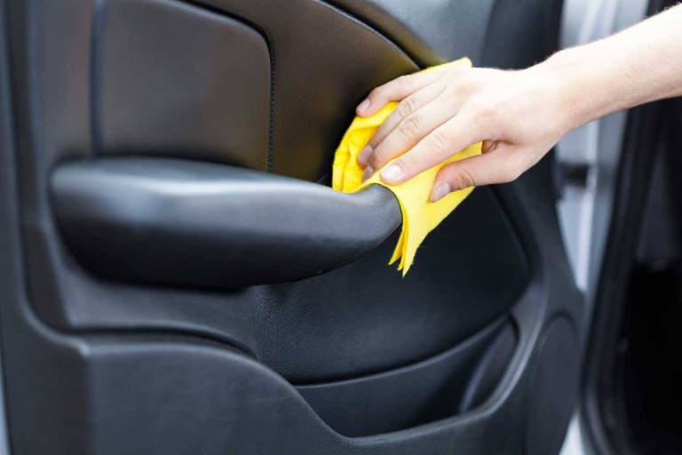 Особое внимание уделите дверным ручкам. Как почистить и защитить свой автомобиль от коронавируса