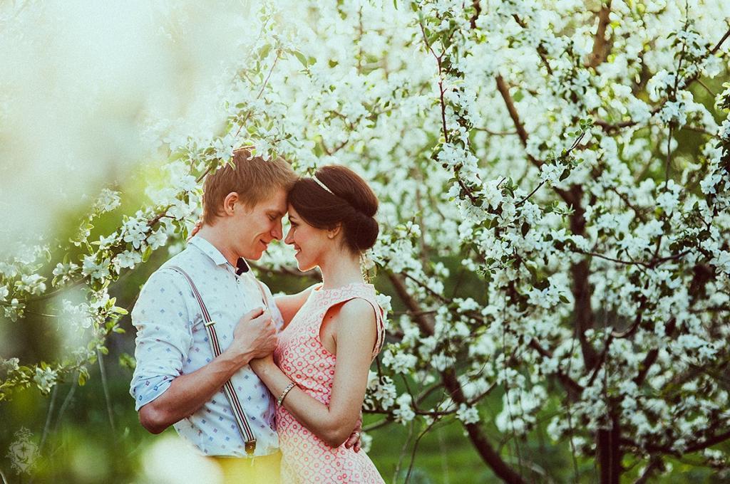 Пара яблонь. Фотосессия в цветущих яблонях. Фотосессия в яблоневом саду. Весенние фотосессии на природе. Love story в цветущем саду.
