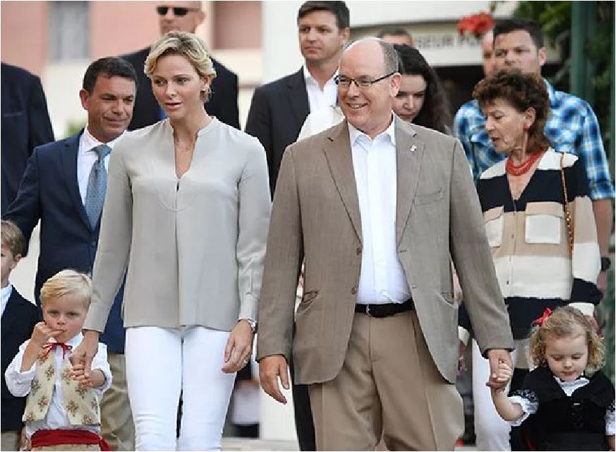 Излечившийся князь Монако Альберт II вместе с княгиней Шарлин провели акцию за единство в борьбе с коронавирусом