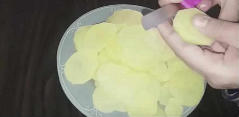 Деликатес на сковороде: нужны 3 картофелины, 2 яйца, кусочек мяса и сыр