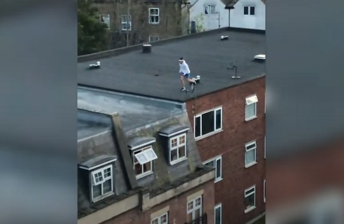 Карантинный паркур: парень исполнил трюк на крыше дома и пробежался по оконным козырькам (видео)