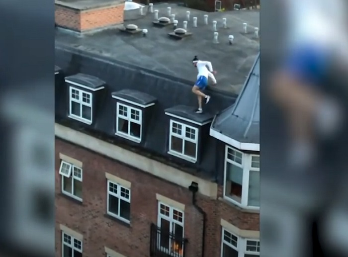 Карантинный паркур: парень исполнил трюк на крыше дома и пробежался по оконным козырькам (видео)